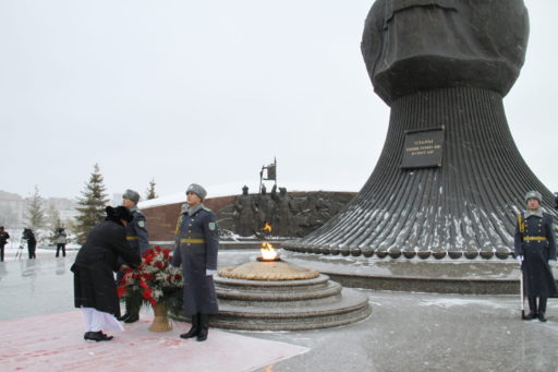 [:en]Ceremony of laying[:ru]Возложения венка[:SI]මව්බිම ස්මාරකයට මල් වඩම් තැබීම[:]