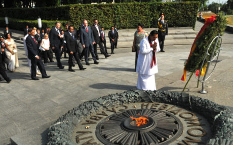 [:en]Ceremony at Park of Glory[:ru]Церемония в Парке Славы[:SI]හමුදා ස්මාරකයට මල් වඩම් තැබීම[:]