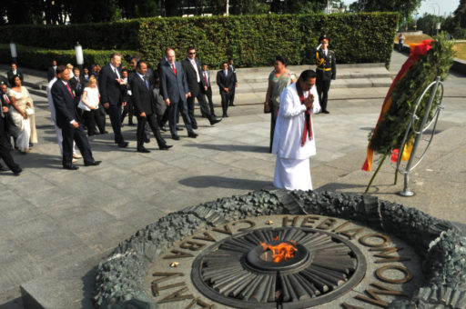 [:en]Ceremony at Park of Glory[:ru]Церемония в Парке Славы[:SI]හමුදා ස්මාරකයට මල් වඩම් තැබීම[:]