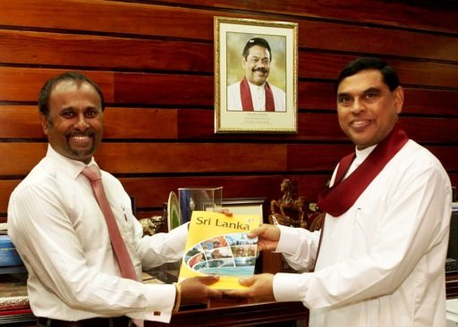 [:en]Minister Appreciates Book[:ru]Министр оценивает книгу[:SI]අමාත්‍යතුමා පොත ඇගයීම[:]