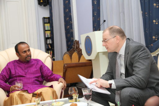 [:en]Hosts Konstantin Dolgov[:ru]Ужином Константин Долгов[:SI]මානව හිමිකම් කොමසාරිස් හමුව[:]