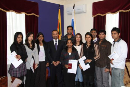 [:en]Kursk Students Graduate[:ru]Дипломы Студентам из Курска[:SI]කුර්ස් සිසුන්ට උපාධි පිරිනැමීම[:]