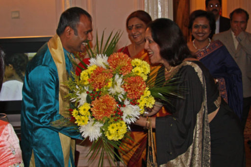 [:en]Welcome Indian school Staff[:ru]Прём Индийская школа[:SI]ඉන්දීය පාසල් කාර්යමණ්ඩල පිළිගැනිම[:]