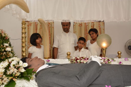 [:en]නොයෙල් රණවීරගේ මරණය මිනී මැරුමක් කියමින් පසුගිය ආණ්ඩුව පළිගත්තා[:ru]Правительство отомстило за смерть Ноэля Ранавеера, назвав это убийством[:SI]නොයෙල් රණවීරගේ මරණය මිනී මැරුමක් කියමින් පසුගිය ආණ්ඩුව පළිගත්තා[:]